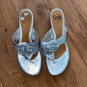 Sofft Silver Leather Rose Sandals •7.5•